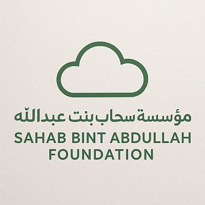 مؤسسة الوليد للإنسانية توقع اتفاقيات تعاون مع المنظمة العالمية للحركة الكشفية؛ وذلك بهدف دعم مشاركة المرأة والشباب في أنشطة الكشافة على المستوى المحلي والدولي، وتشجيع مشاركة أكبر عدد ممكن في أنشطة التطوع المجتمعي ذات الصلة بقطاع التعليم العالي. وتنسجم هذه الشراكات مع هدف رؤية السعودية 2030 المتمثل بحشد مليون فرد في المملكة للتطوع سنوياً. وتهدف اتفاقية الشراكة إلى مواءمة البرامج التطوعية في الجامعات السعودية مع إطار عمل المنظمة العالمية للحركة الكشفية، بالإضافة إلى إعداد الطالبات والطلاب للمشاركة في مشاريع التنمية غير الهادفة للربح. وعلاوة على ذلك، سوف تسهم البرامج بتحسين المشاركة المجتمعية من خلال إقامة شراكات مع مؤسسات خارجية ضمن المجتمع؛ لتحقيق أهداف التنمية المستدامة (SDGs) بحلول عام 2030. المبادرة التي تم إطلاقها مؤخراً هي الأولى في المملكة، وتهدف إلى إعداد مجموعات كشافة نسائية وشبابية منظمة في الجامعات السعودية. وتم توقيع اتفاقيتين مع جامعة الأميرة نورة بنت عبد الرحمن وجامعة الأمير سلطان؛ وهما أول جامعات يتم التوقيع معهما. كما سيتم عقد اتفاقيات مع ثلاث جامعات أخرى خلال هذا العام، في حين ستشمل الاتفاقيات المزيد من الجامعات في جميع أنحاء المملكة. علقت صاحبة السمو الأميرة سما بنت فيصل آل سعود، عضو في الصندوق الكشفي العالمي ورئيسة لجنة فتيات الكشافة في السعودية على أهمية تشجيع الشباب للمشاركة في برامج التطوع قائلة: 